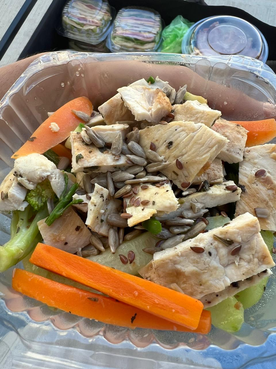Bowl fresco de pollo a la plancha con vegetales y semillas